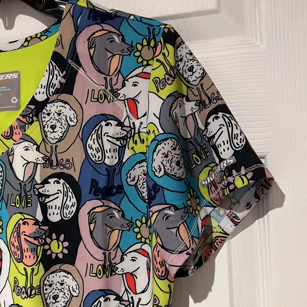 Small like new Skechers scrub top, bright cheerful colors - Picture 4 of 4